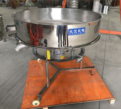 高頻篩不同于普通振動篩的在于該產品使用的是，高頻振動電機：振動頻次快，振動的幅度較小，所以對于漿液的過濾篩分有一定的優勢。