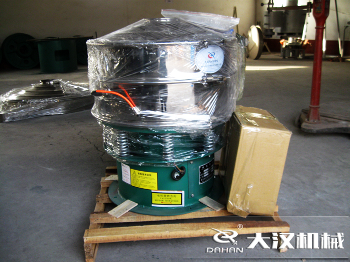 三氯蔗糖粉超聲波振動篩采用不銹鋼+碳鋼材質(zhì)的產(chǎn)品能夠更好的節(jié)省成本，同時(shí)能夠達(dá)到想要的篩分效果。