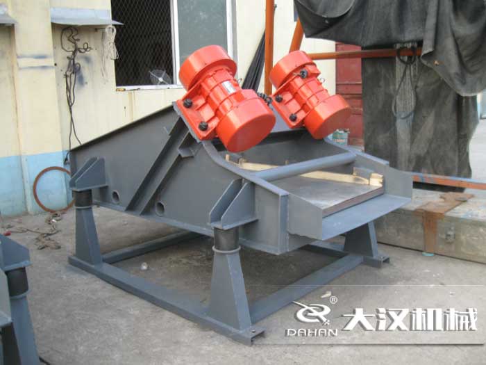 礦用振動(dòng)篩采用優(yōu)質(zhì)的錳鋼材質(zhì),主要特點(diǎn)就耐磨性強(qiáng),對于礦用振動(dòng)篩來說其,耐磨性是非常重要的。