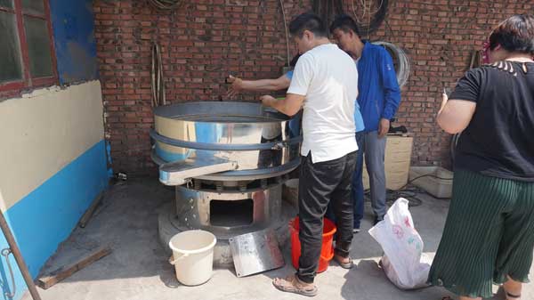 藜麥除雜振動篩試機3:進行藜麥篩分